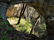 35 La 'Grotta dei ladri' con lo spettacolo delle alte cascate